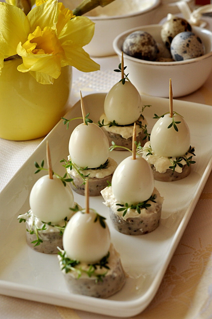 Wielkanocne koreczki z jajek przepiórczych i białej kiełbasy