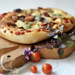 Pizza z szynką, pieczarkami i serem