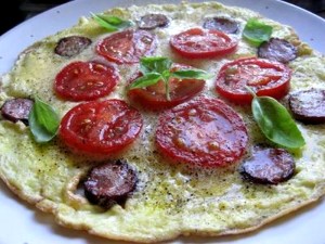 Omlet z pomidorami i kiełbasą