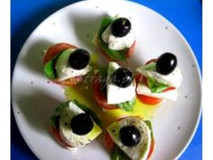 Koreczki caprese z oliwkami