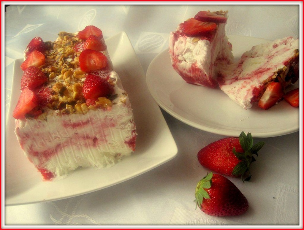 Deser lodowy z truskawkami (semifreddo)