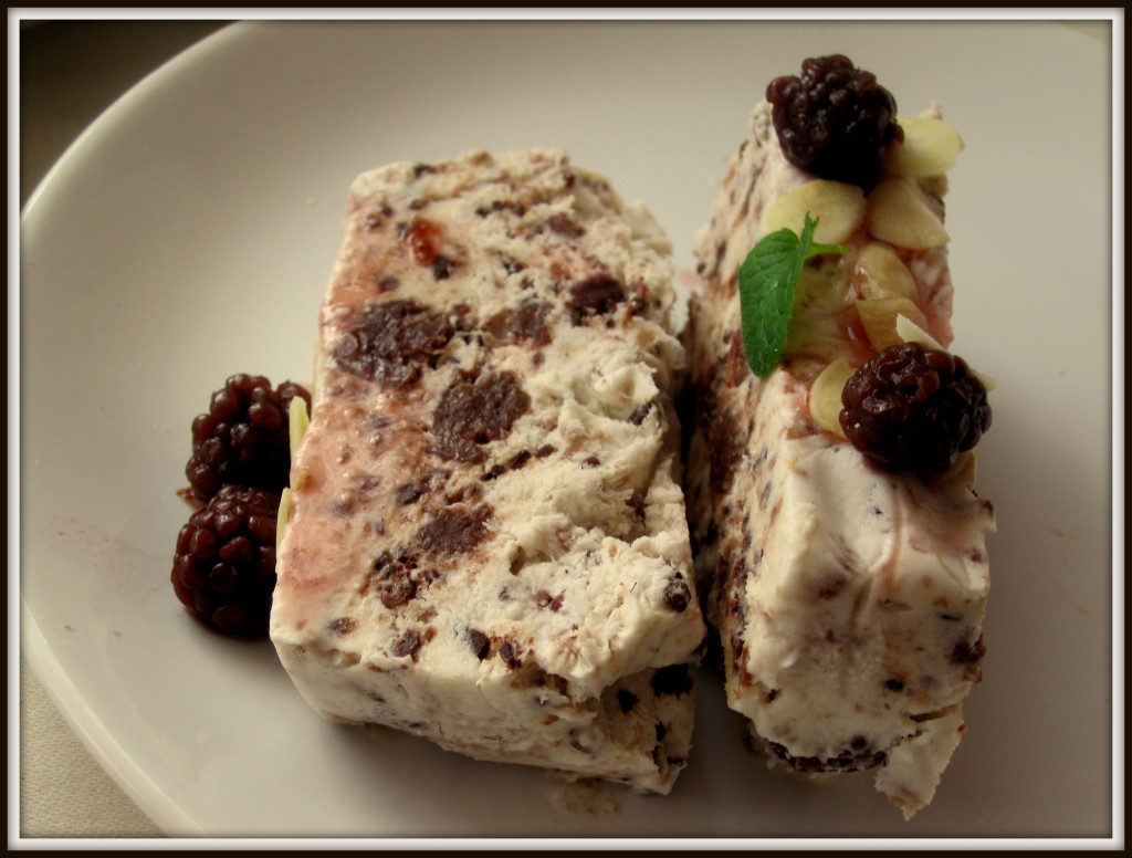 Deser lodowy z jeżynami (semifreddo)