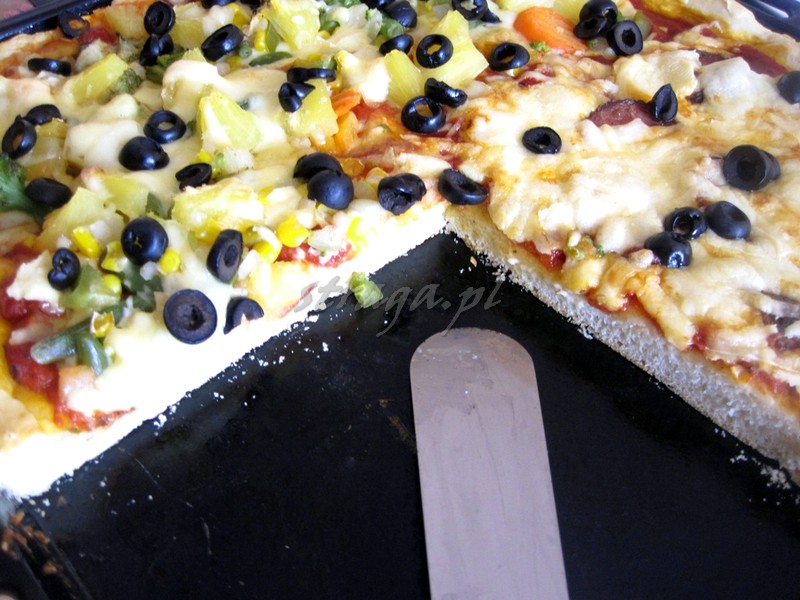 Pizza domowa o dwóch smakach