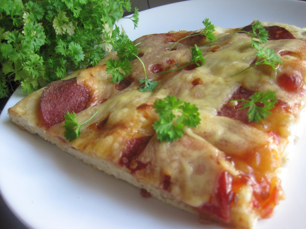 Pizza pikantna z salami i serem