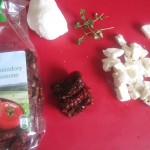 składniki jajecznicy: suszone pomidory i ser mozzarella