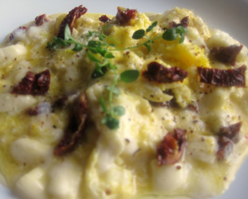 Jajecznica z suszonymi pomidorami i serem mozzarella