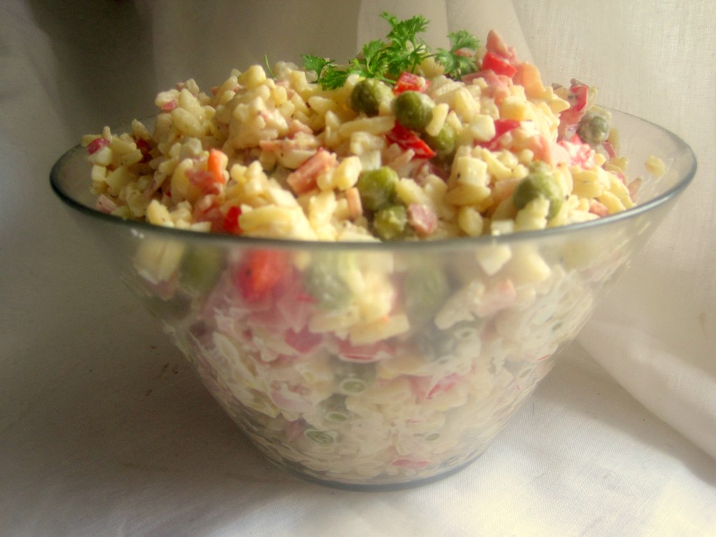 Sałatka z makaronem (pyszna)