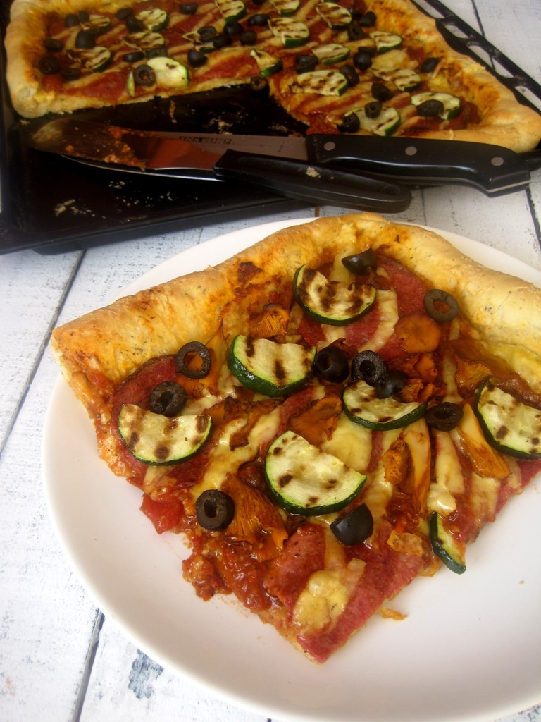 Pizza z serowym rantem, kurkami i cukinią