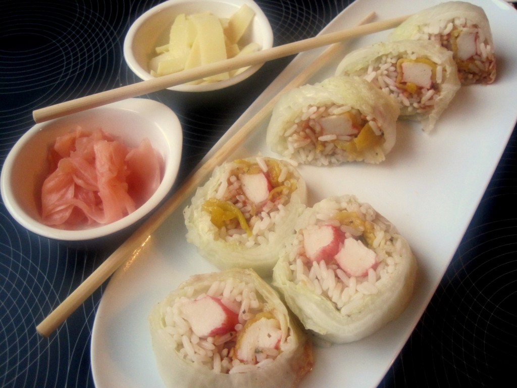 Roladki a’la Sushi w kapuście pekińskiej z mango i surimi