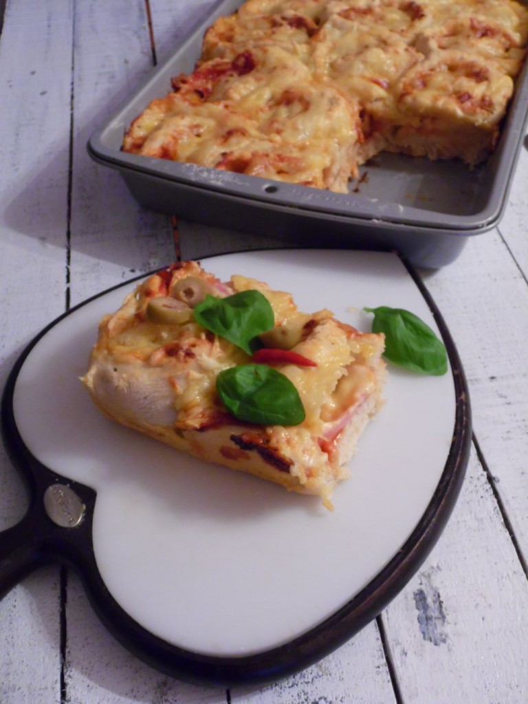 Pizza zawijana z szynką i serem