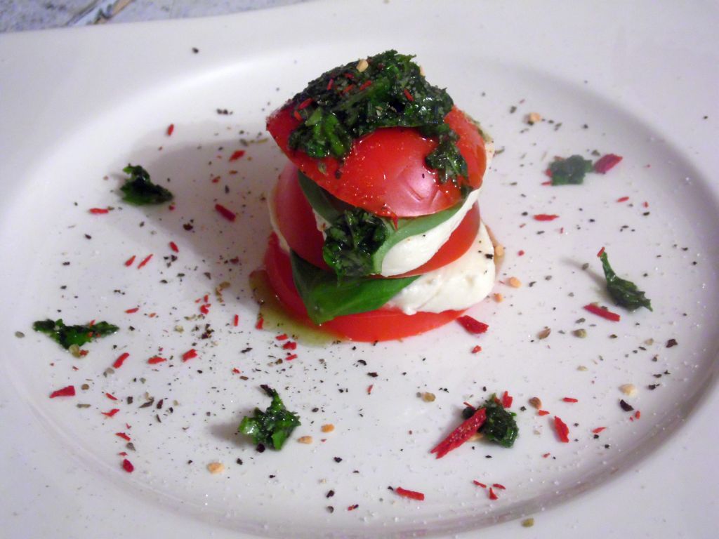 Sałatka caprese z mozzarelli i pomidorów