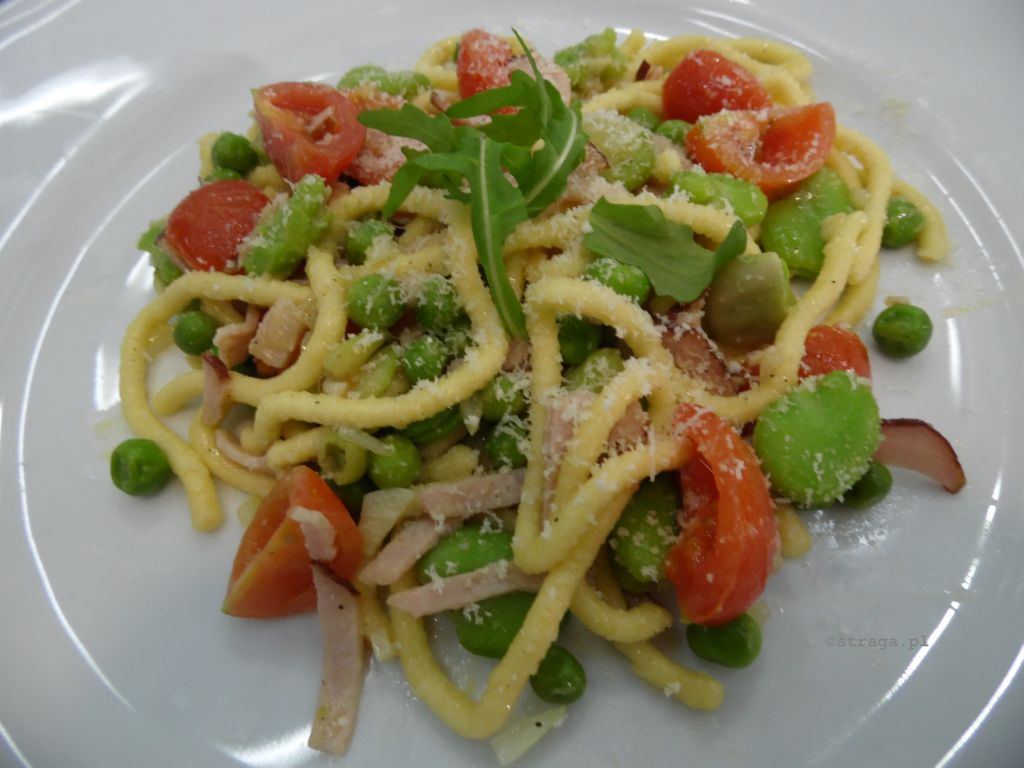 Spaghetti z bobem i zielonym groszkiem