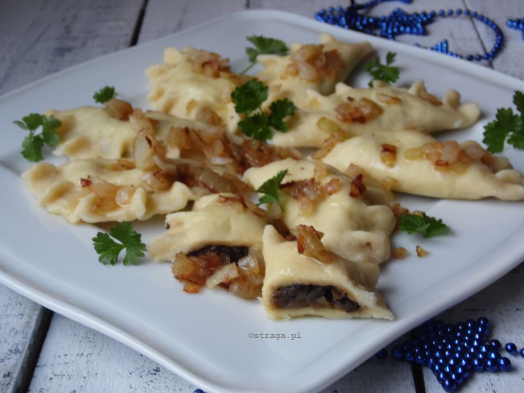 Wigilijne pierogi z kapustą i grzybami