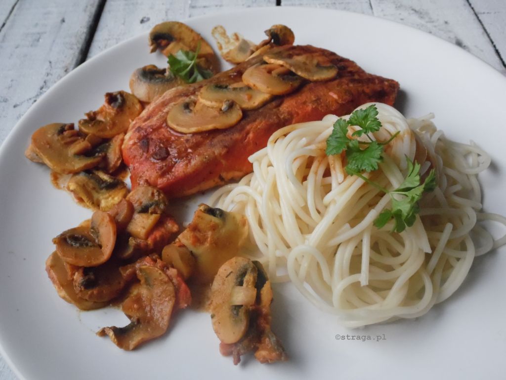 Łosoś pikantny w curry z pieczarkami