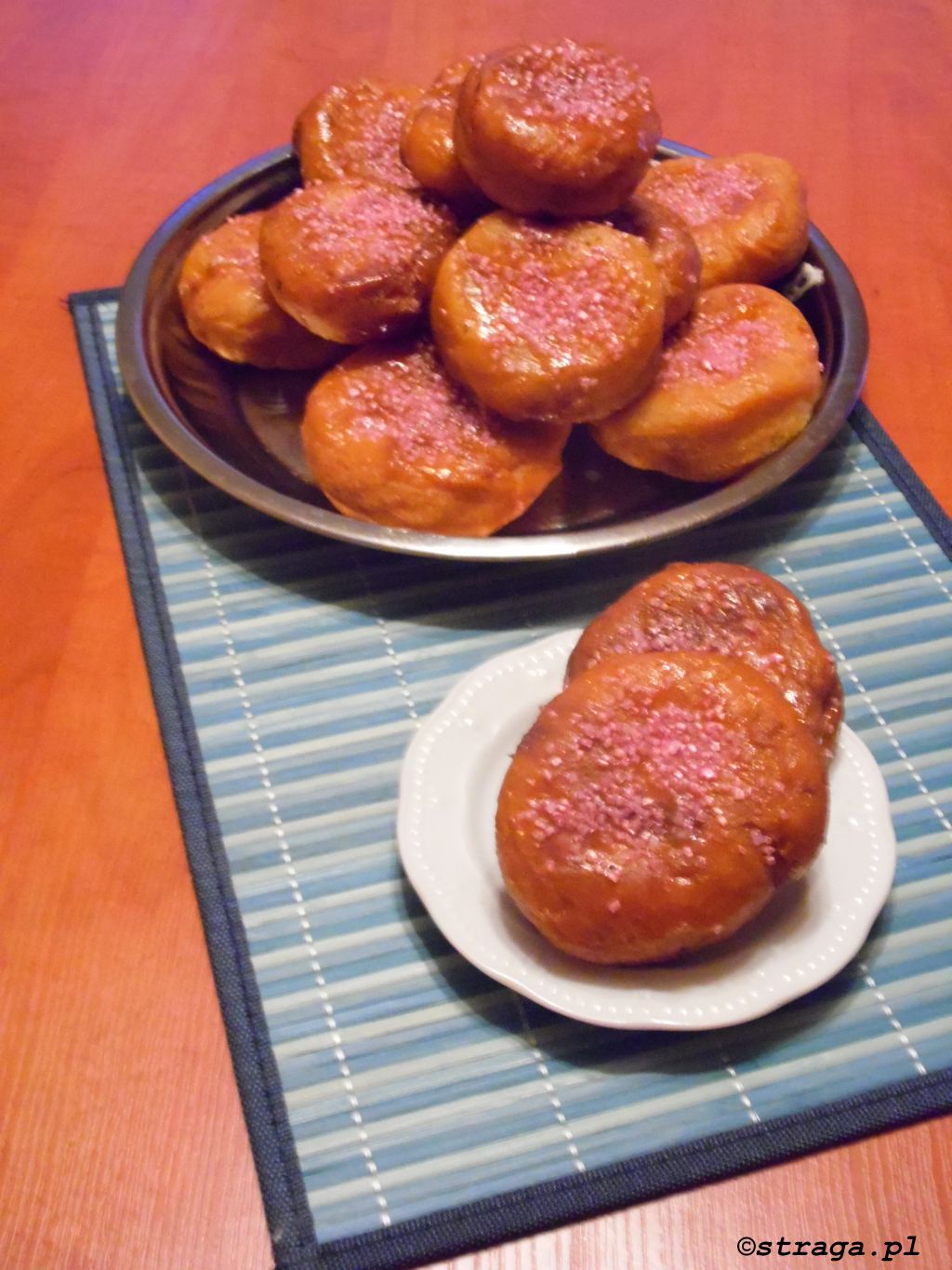 Pączki z konfiturą z czereśni