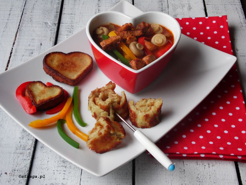 Zupa gulaszowa z pieczarkami i papryką