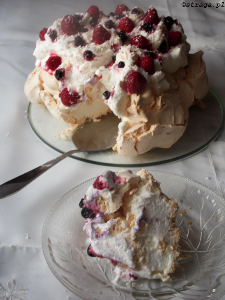 Tort Pavlova z bitą śmietaną i owocami