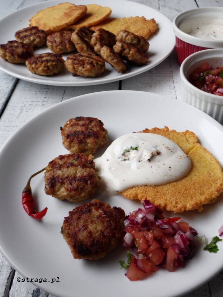 Meksykańskie mini burgery z salsą z pomidorów i czerwonej cebuli
