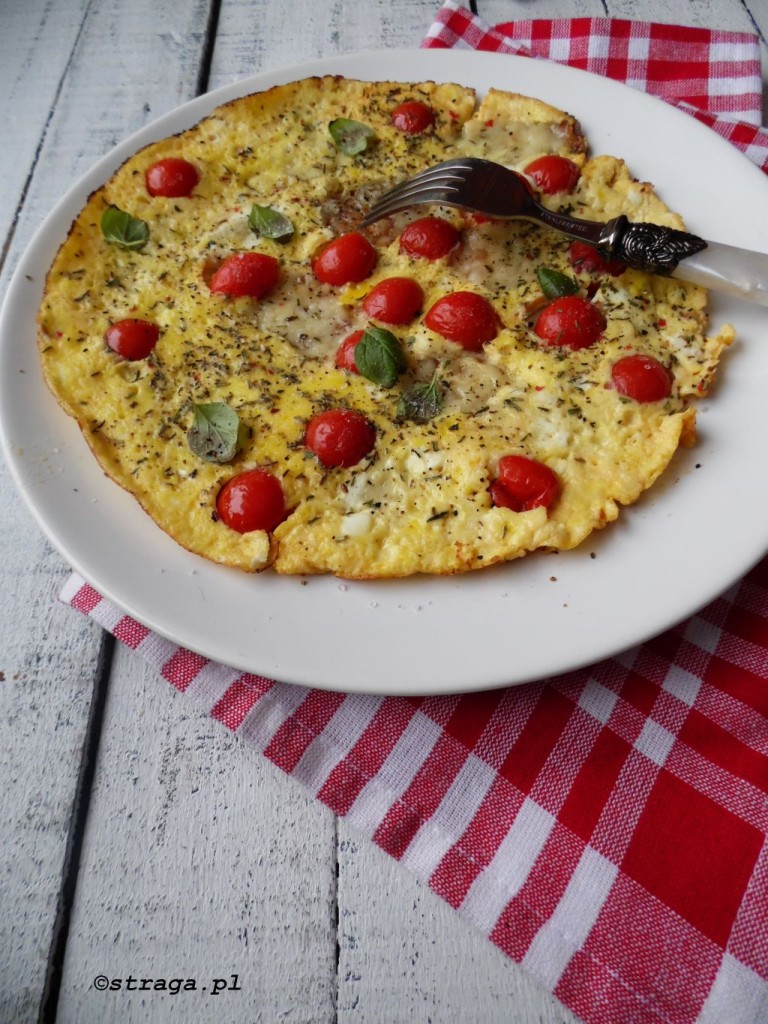Klasyczny omlet z mozzarellą i pomidorami