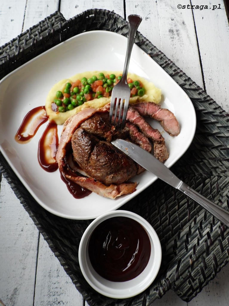 Marynowane steki wołowe z sosem BBQ, puree z ziemniaków, zielonym groszkiem i pomidorami
