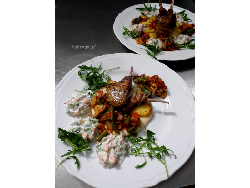 Grillowane kotlety jagnięce z sosem tzatziki