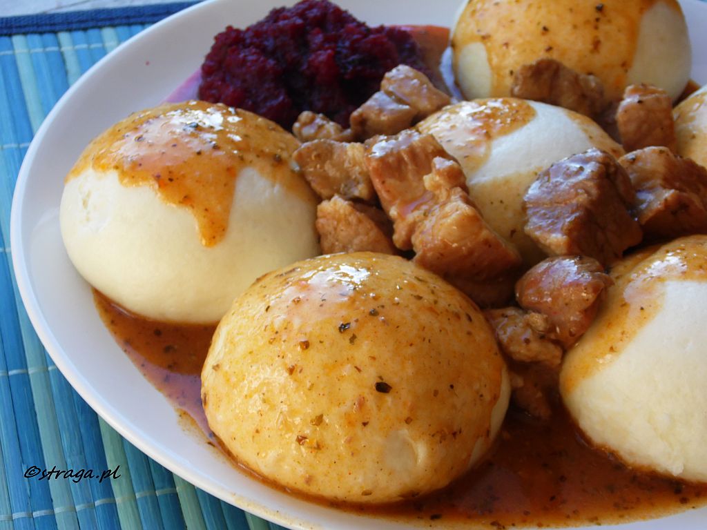 Gulasz wieprzowy z kluskami na parze