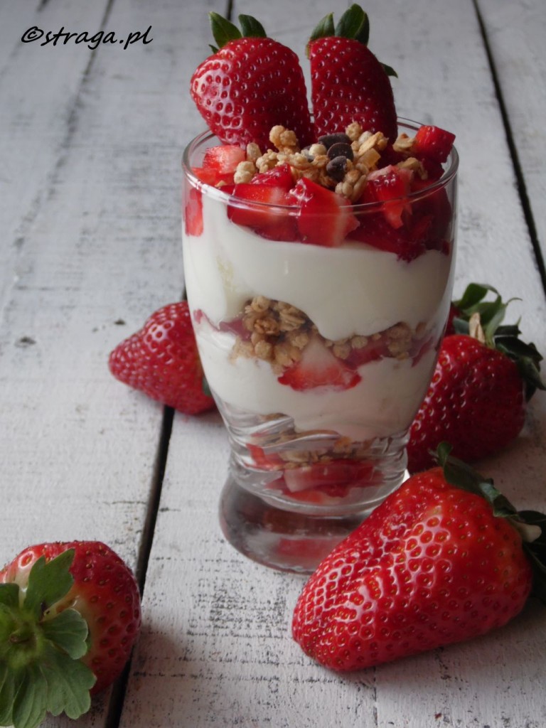 Dietetyczny deser jogurt z truskawkami i crunchy
