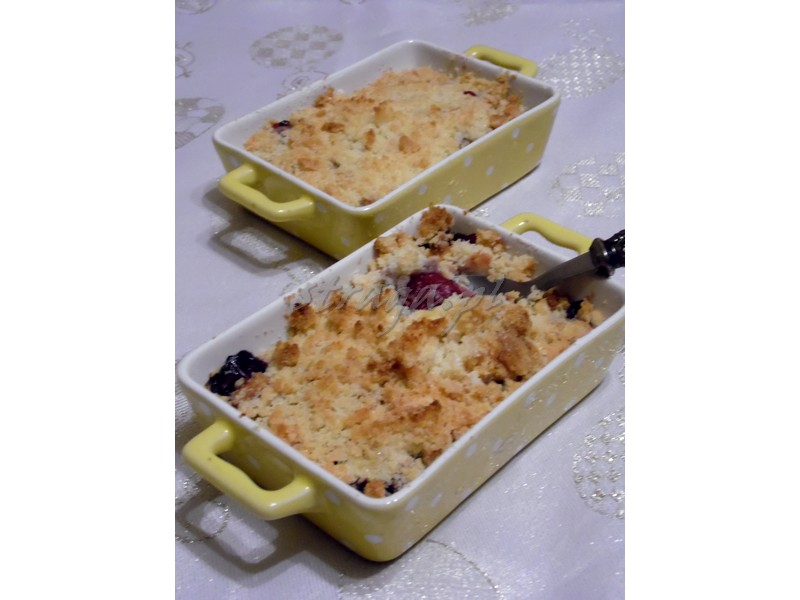 Czereśnie zapiekane pod kruszonką (crumble)