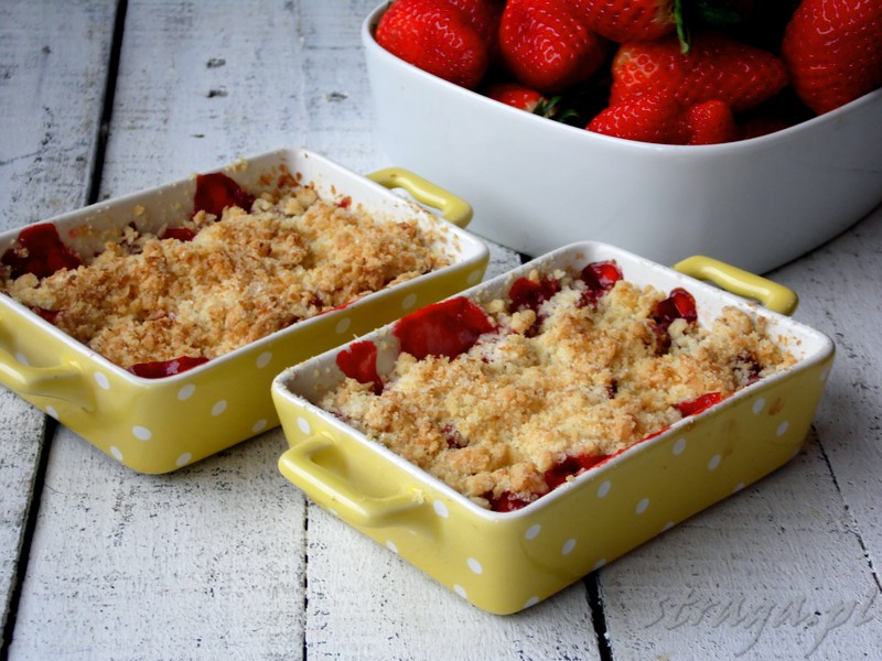 Crumble z truskawkami i kruszonką kokosową