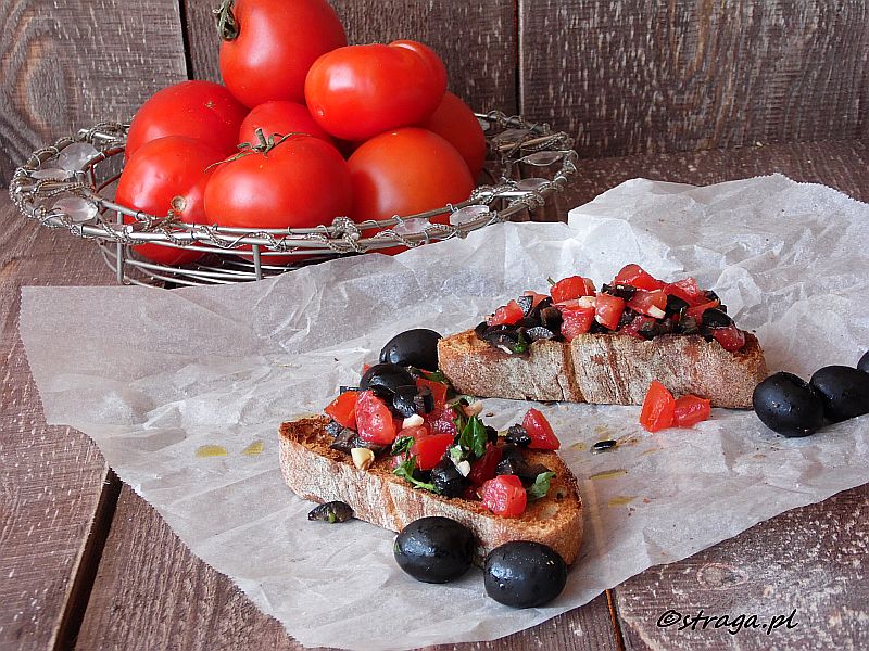 Bruschetta z oliwkami i pomidorami