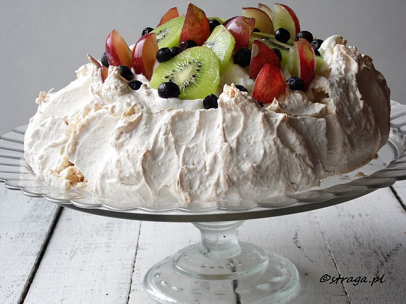 Pavlova z bitą śmietaną i owocami