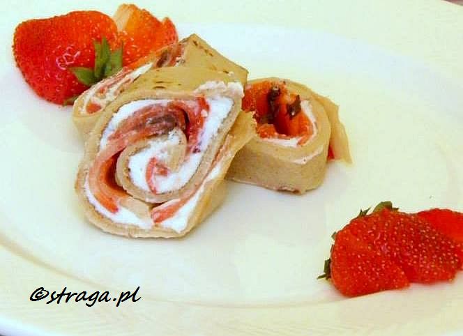 Naleśnikowe roladki z truskawkami i serem ricotta