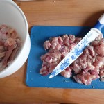 kości luzujemy, usuwamy skórę, kurczaka kroimy w kostkę