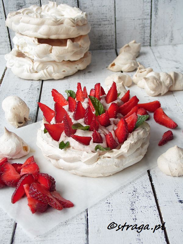 Mini beza Pavlova z truskawkami