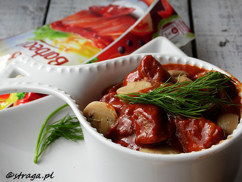 Gulasz Barbecue z plackami ziemniaczanymi