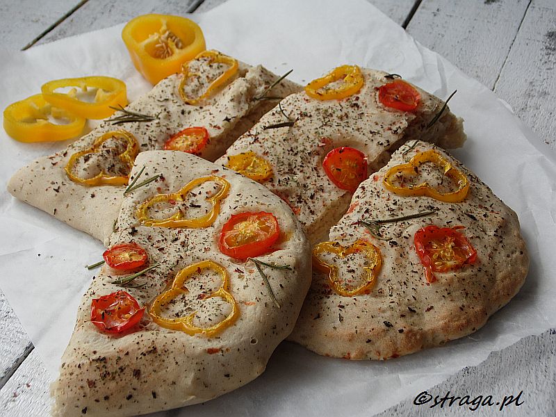 Focaccia z papryką, pomidorkami koktajlowymi i rozmarynem