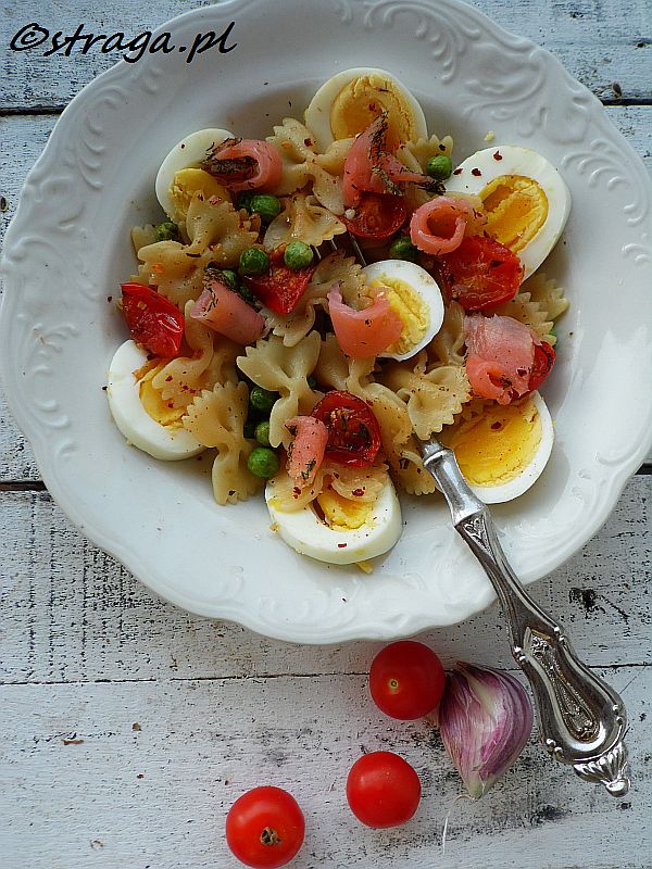 Sałatka farfalle z łososiem, grillowanymi pomidorami i jajkiem