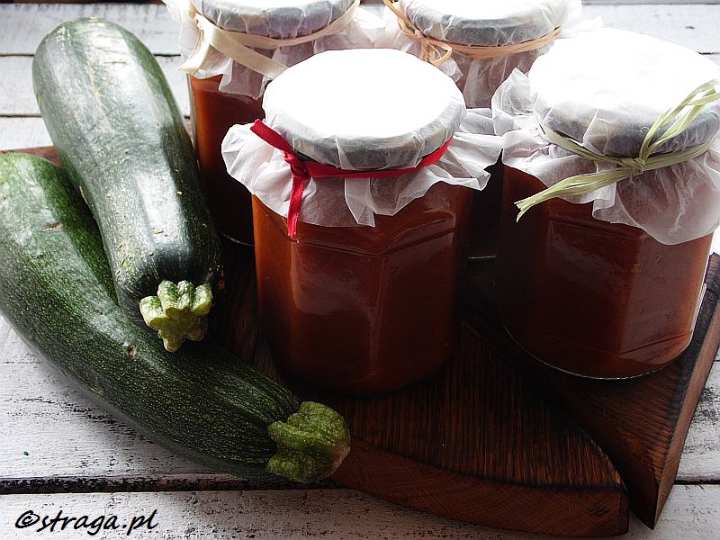 Pikantny ketchup z cukinii
