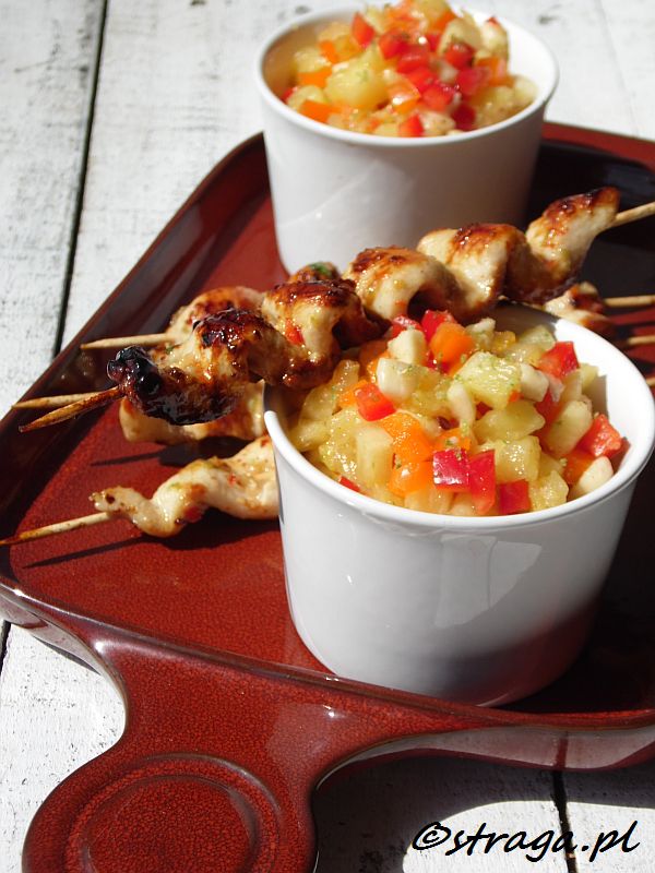 Satay z kurczaka z salsą ananasową
