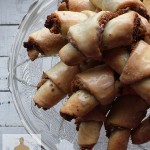 Serowe rogaliki z białym makiem i bakaliami