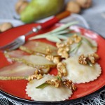 Pierogi na słodko z karmelizowanymi gruszkami i orzechami