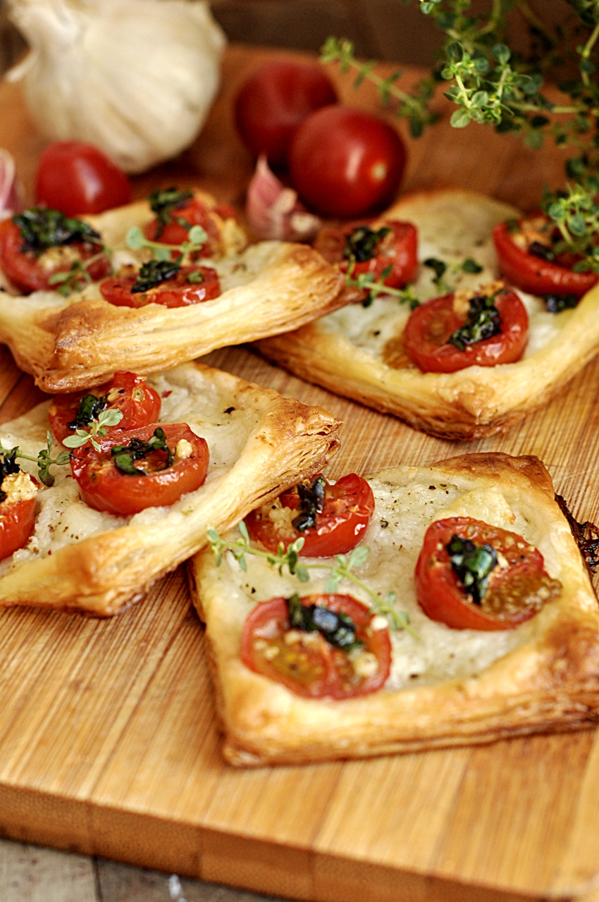 Francuskie ciastka z pomidorami i mozzarellą