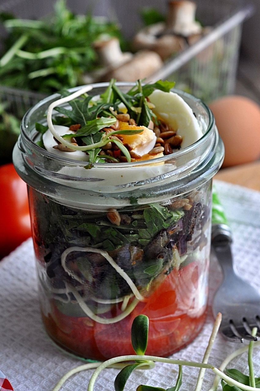 Sałatka w słoiku do pracy . Salad in a jar