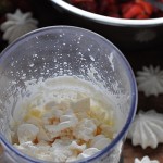 dodać pokrojone bezy