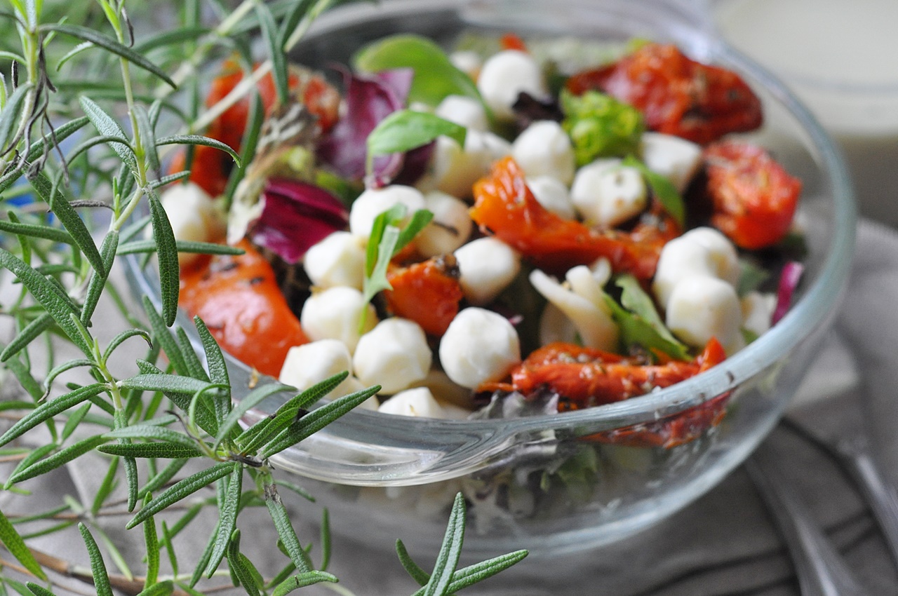 Sałatka makaronowa z mozzarellą i suszonymi pomidorami