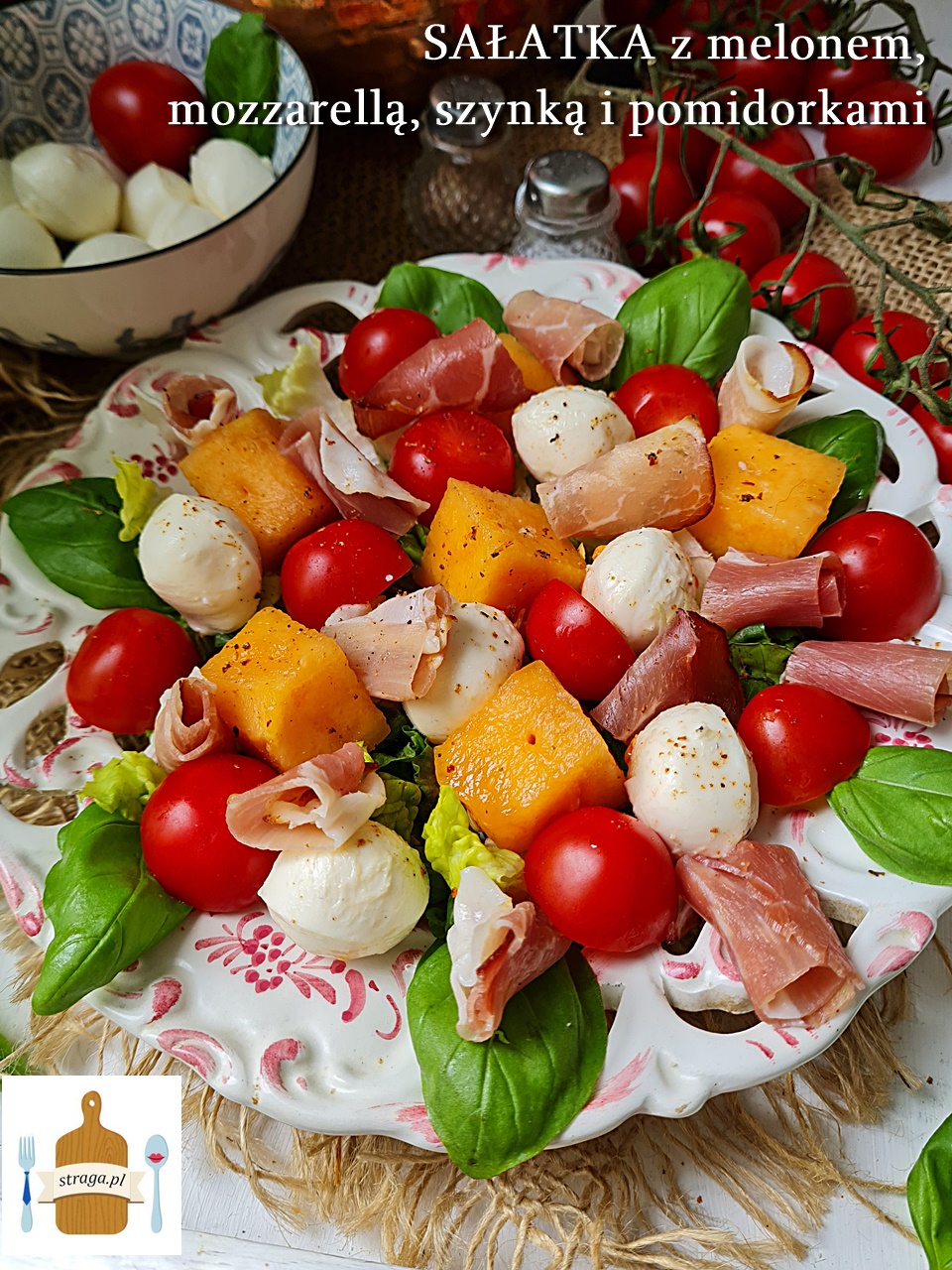 Sałatka z melonem szynką i serem mozzarella