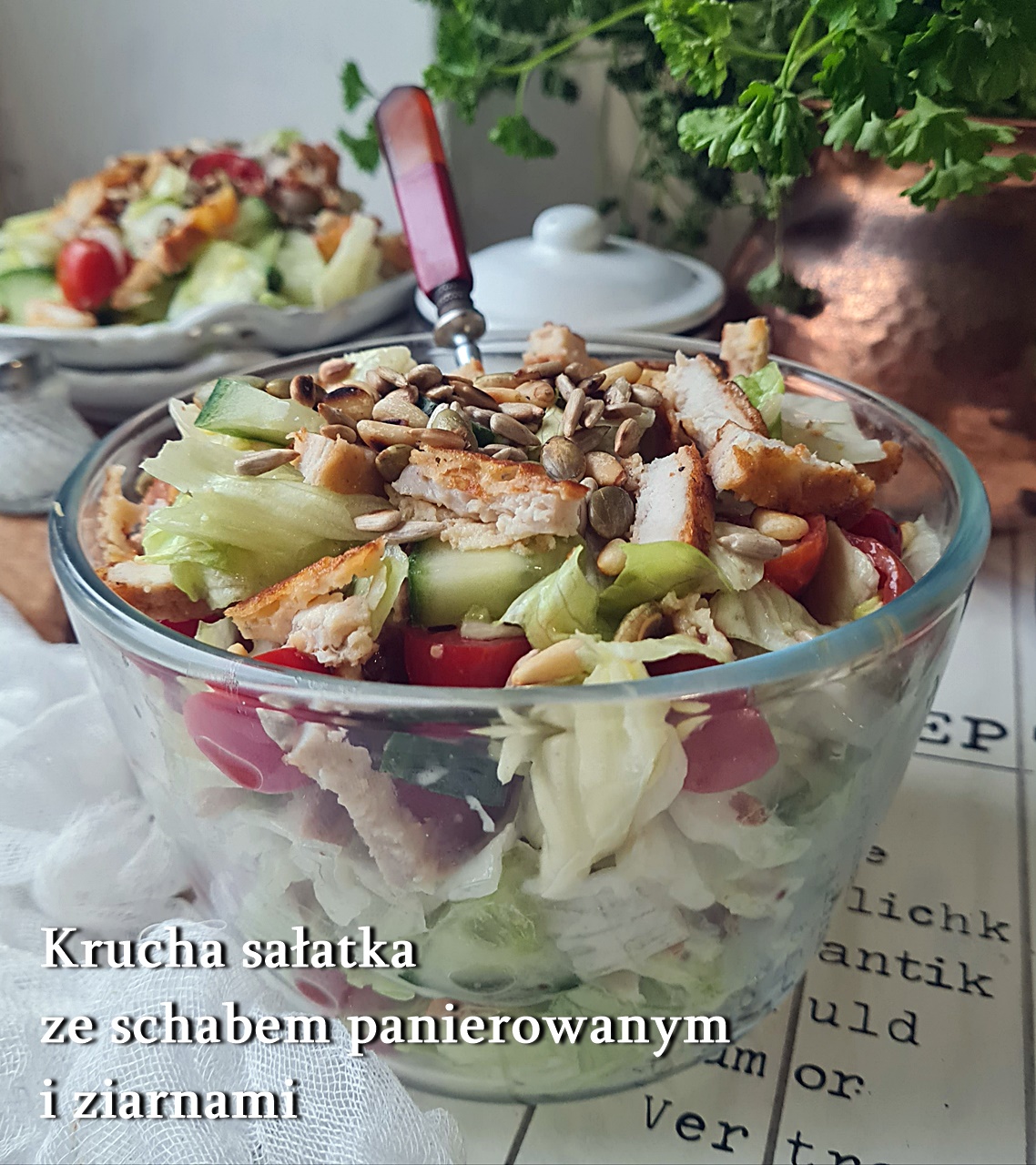 Krucha sałatka z kotletem schabowym