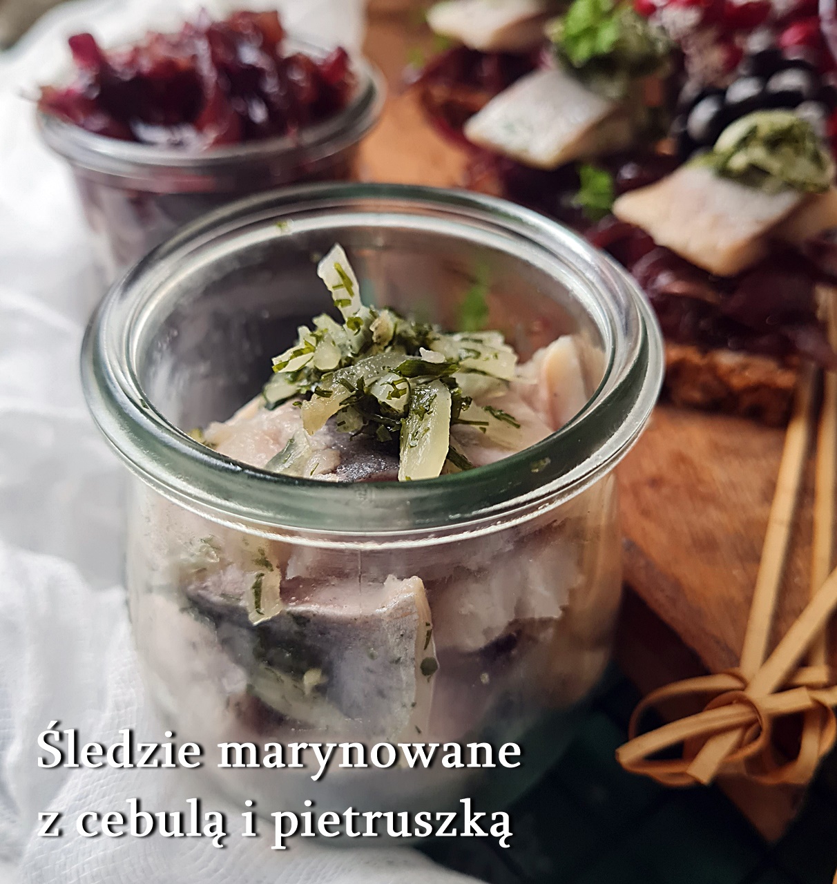Najlepsze śledzie marynowane z cebulą i pietruszką