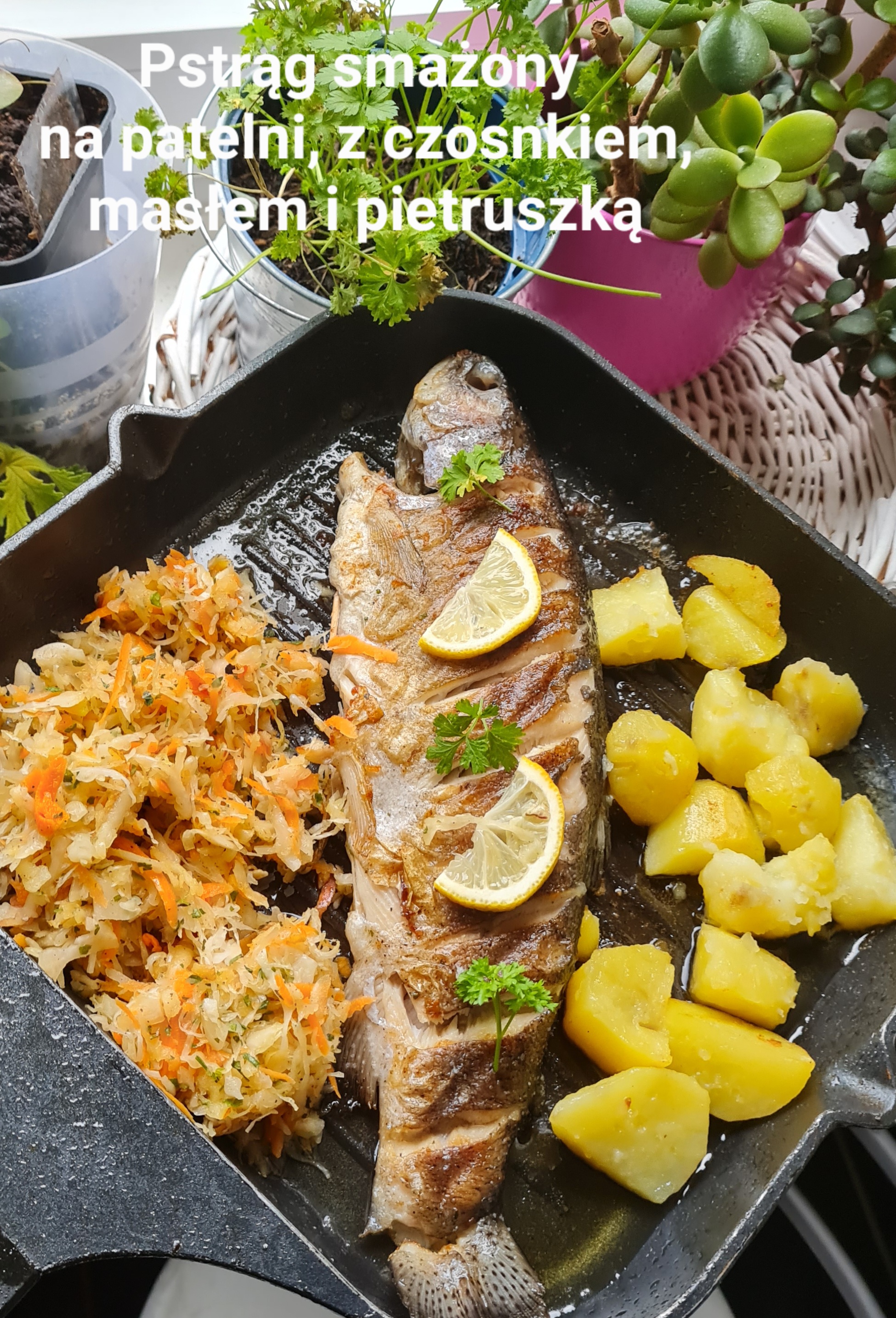 Pstrąg z patelni z czosnkiem, masłem i pietruszką